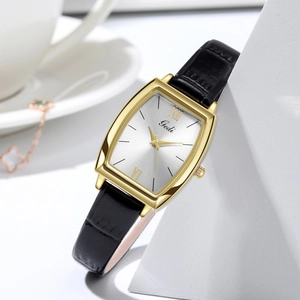 Montre tonneau vintage dorée pour femme avec bracelet en cuir noir et cadran blanc