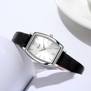 Montre tonneau élégante pour femme avec cadran blanc et bracelet en cuir noir texturé