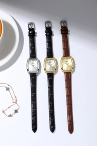 Trois montres vintage tonneau avec bracelets en cuir et cadrans à chiffres romains