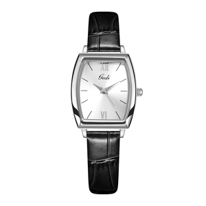 Vue détaillée de la montre tonneau avec cadran argenté et bracelet en cuir noir