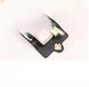 Détail du mini sac gelée noir montrant la capacité pour rouge à lèvres et batterie