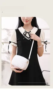 Détail du sac bandoulière blanc avec matelassage en V et fermeture éclair en métal