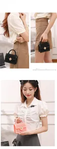 Mini sac gelée en PVC avec fermoir fleur dorée et surface texturée en rose et noir