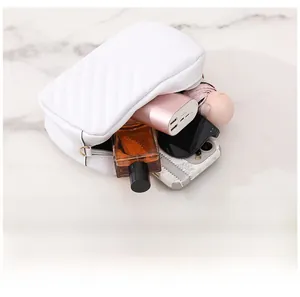 Compartiment interne spacieux du sac à bandoulière matelassé blanc pour accessoires