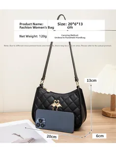 Vue détaillée du sac à bandoulière en cuir noir matelassé avec boucle oiseau dorée et taille