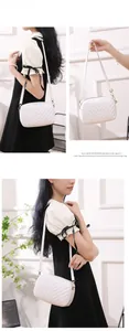Détail du sac caméra en cuir blanc matelassé avec des ferrures dorées et bandoulière