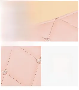 Détail du sac à bandoulière rose matelassé avec broderie cœur et couture de précision