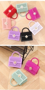 Détail de mini sacs en PVC avec texture perlée et fermoir fleur dorée élégant