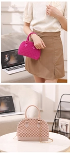 Détail de mini sacs gelée à texture perlée avec bandoulières en chaîne dorée amovibles