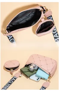 Détails du rangement intérieur du sac à bandoulière rose matelassé avec accessoires