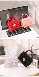 Détail de mini sacs en PVC avec texture perlée et fermoirs métalliques floraux