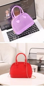 Détail de sacs coquillage en gelée colorés avec texture perlée et chaîne dorée