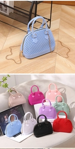 Vue détaillée des sacs coquillages en gelée avec texture perlée et chaîne dorée