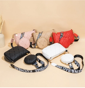 Détail de sacs à bandoulière matelassés en cinq couleurs avec pochettes rondes et sangles larges