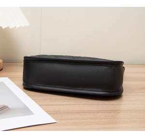 Vue détaillée du sac porté épaule en cuir matelassé noir avec grain de cuir et coutures