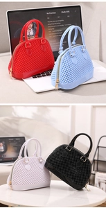 Détail de sacs en gelée perlée rouge, bleu et noir avec accessoires dorés