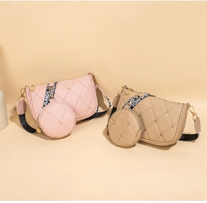 Détail de l'ensemble de deux sacs matelassés rose et beige avec bandoulière imprimée