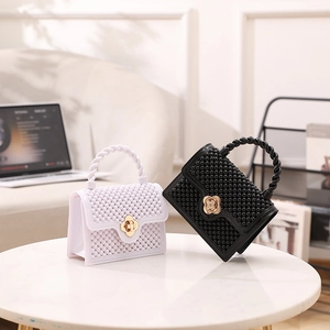 Mini sacs à main en PVC avec fermoir floral doré en blanc et noir