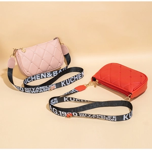 Détail de sacs bandoulière matelassés en cuir PU avec motifs de losanges rose et rouge