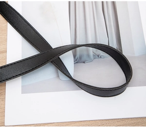 Gros plan des coutures fines sur la bandoulière en cuir noir avec texture de qualité