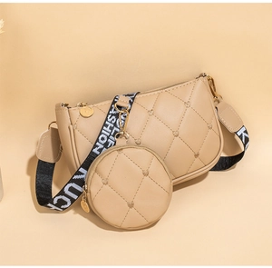 Détail du sac beige matelassé avec surpiqûres en cœur et bandoulière jacquard