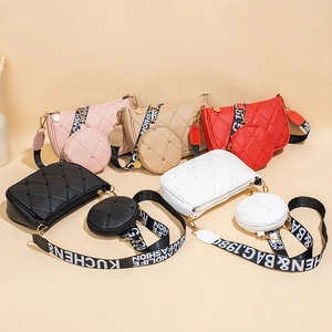 Sac Sous le Bras Matelassé Motif Coeur pour Femme Avec Petit Porte-monnaie Rond Sangle Large à Lettres Ensemble de Sac en Cuir PU