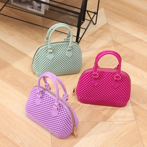 Sacs coquillage en PVC aspect gelée avec texture bulles en vert, rose et violet