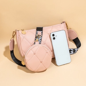 Sac bandoulière matelassé rose avec porte-monnaie rond et large sangle à motifs