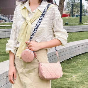Sac à bandoulière matelassé rose avec sangle à motifs et détails de surpiqûres