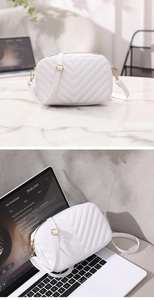 Détails du sac bandoulière blanc en similicuir à surpiqûres en V et finitions dorées