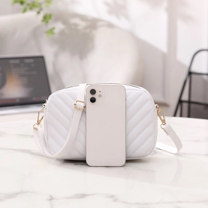 Petit sac bandoulière blanc avec matelassage en V et détails dorés élégants