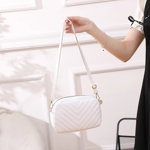 Sac caméra blanc en similicuir avec surpiqûres en V et bandoulière réglable dorée