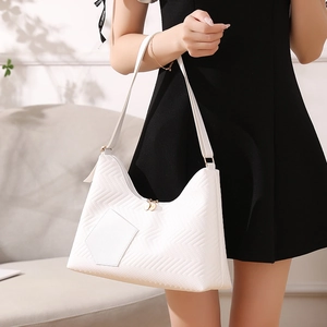 White quilted tote bag for women with V-shaped wave pattern and double gold zippers