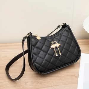 Sac sous le bras noir matelassé en simili cuir avec motif de flamant rose doré chic