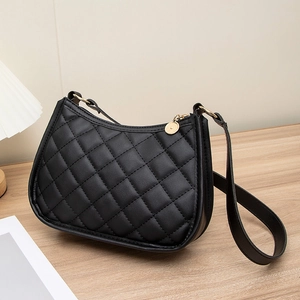 Sac hobo matelassé noir classique avec fermeture éclair dorée sur bois