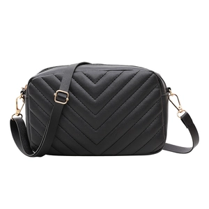 Sac à bandoulière matelassé noir chic avec sangle réglable et ferrures dorées