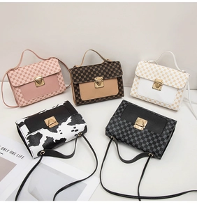 Détails des mini sacs à bandoulière aux motifs damier, vache et monogrammes élégants