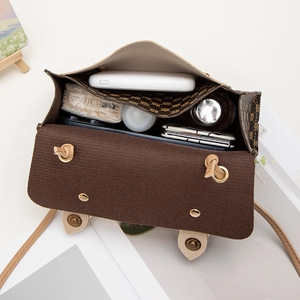 Capacité du sac bandoulière marron monogramme avec espace pour téléphone et maquillage
