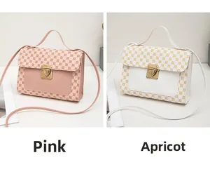 Détails des mini sacs rose et abricot avec motifs géométriques et fermoirs dorés chic