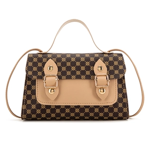 Sacoche style britannique avec imprimé monogramme floral et finitions en cuir
