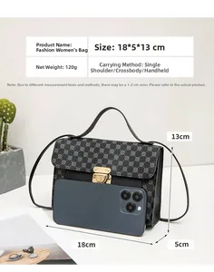 Détail du sac à damier montrant les dimensions 18x5x13cm et le fermoir métallique