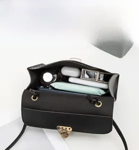 Vue intérieure montrant la grande capacité de rangement du sac à bandoulière en cuir PU