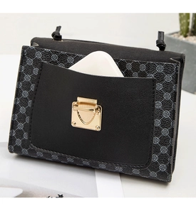 Détail du mini sac bandoulière montrant le fermoir cœur doré et la taille du téléphone