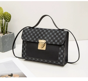 Détail du rabat gris vintage et du fermoir poussoir doré sur le petit sac à bandoulière