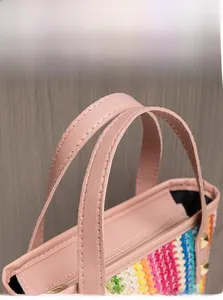 Vista dettagliata della borsa tote arcobaleno con manici in ecopelle rosa e cerniera