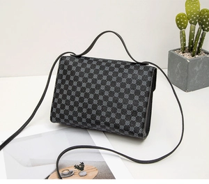 Vue détaillée du sac à bandoulière vintage aux motifs géométriques noir et gris