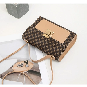 Détail du sac bandoulière vintage à damier avec boucle dorée et fine bandoulière en cuir