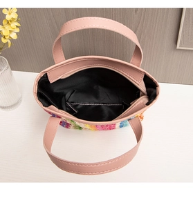 Dettaglio della borsa tessuta bohémien arcobaleno con fodera interna e manici rosa