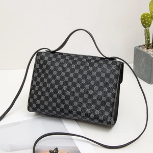 Sac bandoulière bicolore moderne avec motif circulaire et poignée arrondie