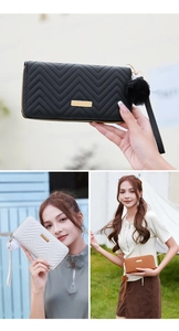Details von gesteppten Damen-Brieftaschen mit Gold-Hardware und Kunstfell-Anhänger